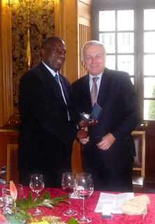 Cette image a un attribut alt vide ; le nom du fichier est badara-mamaya-sene-et-jean-marc-ayrault.jpg